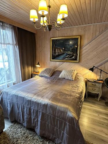 ein Schlafzimmer mit einem großen Bett in einem Zimmer in der Unterkunft Koivula Guest House in Kotka