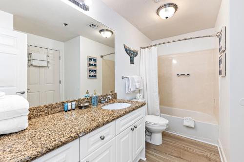 een badkamer met een wastafel en een toilet bij Seawind 1601 in Gulf Shores
