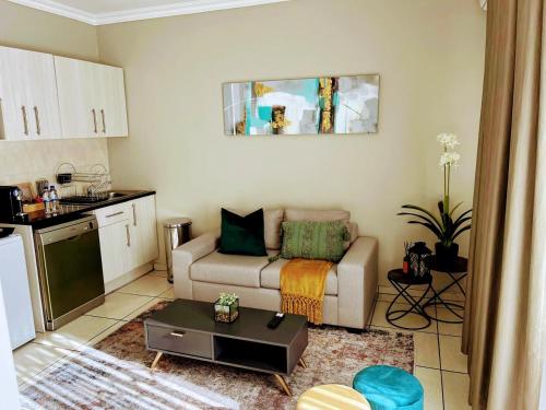 un soggiorno con divano e una cucina di 136 on 4th a Johannesburg