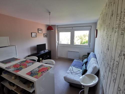 un salon avec un canapé et une table dans l'établissement STUDIO HAUTEUR GERARDMER, à Gérardmer