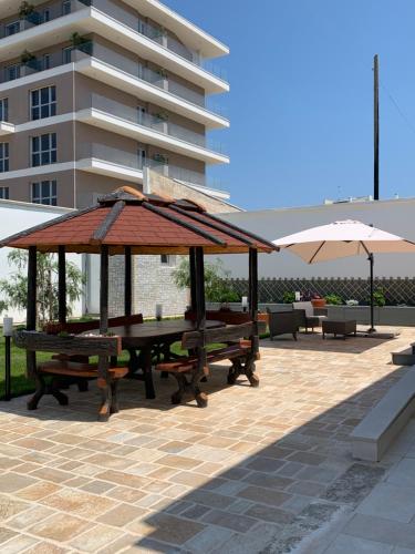 a picnic table with a pavilion next to a building at B&B Mercadante in Bari