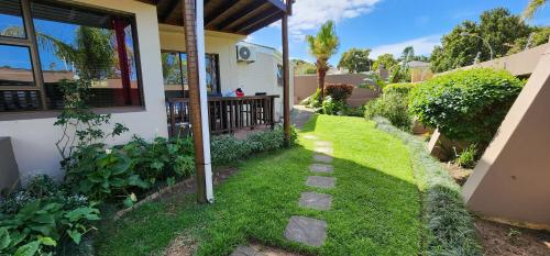 Taman di luar See More Guest House