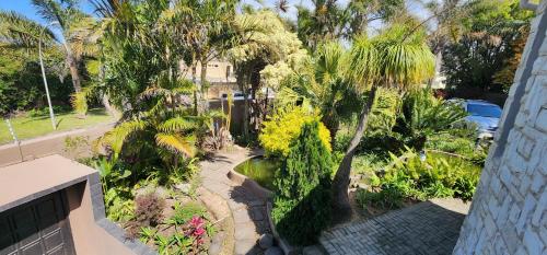 Taman di luar See More Guest House