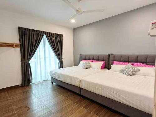 Un dormitorio con una cama grande y una ventana en W45WarmStay@GoldenHillsNightMarket en Brinchang