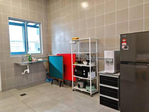eine Küche mit einer Spüle und einem Kühlschrank in der Unterkunft W45WarmStay@GoldenHillsNightMarket in Brinchang