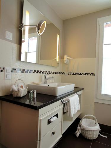 a bathroom with a sink and a mirror at Romantik Hotel Schweizerhof in Grindelwald