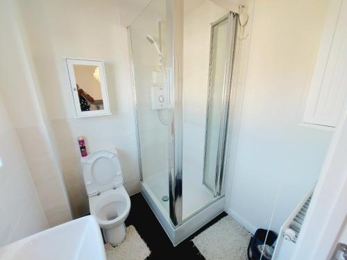 Bilik mandi di 3 Guest Rooms in a 3bed house with kitchen, ENSUITE options also available