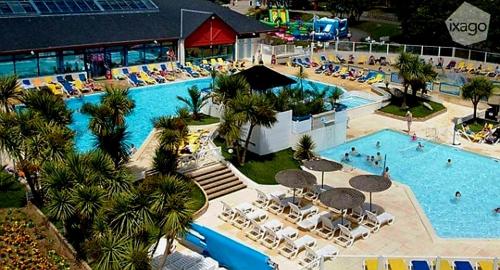 une vue aérienne d'une piscine dans un complexe hôtelier dans l'établissement LE PETIT BONHEUR, à Pont-Aven