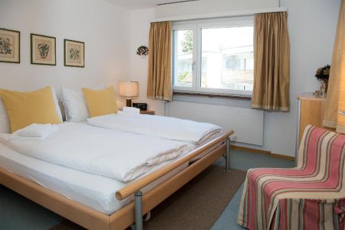 Postel nebo postele na pokoji v ubytování Holiday flat Sundrella for 4 persons Lenzerheide centre