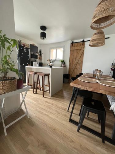 une cuisine et un salon avec une table et des chaises dans l'établissement 24h du mans, 24h moto, le Classic proche du circuit, au Mans