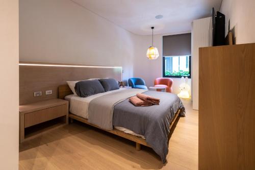 1 dormitorio con 1 cama y 1 silla en Paragon, en Sídney