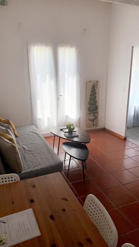 un salon avec un canapé et une table dans l'établissement La lavande, à Arles