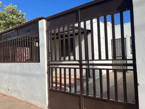 een zwarte poort aan de zijkant van een gebouw bij Casa Gn 37 Excellent Location North of the city Guaymas Sonora in Guaymas