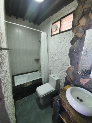 Łazienka z białą toaletą i umywalką w obiekcie SAMA Al Khutaim-Heritage Home w mieście Nizwa