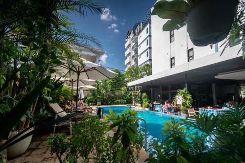 Blick auf den Pool im Hotel in der Unterkunft Onederz Siem Reap in Siem Reap
