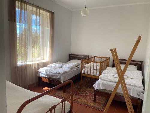 1 dormitorio con 2 camas y ventana en Tamara B&B, en Tumanyan