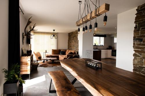 ein Wohnzimmer mit einem Holztisch und einem Sofa in der Unterkunft Le panorama in Dinant