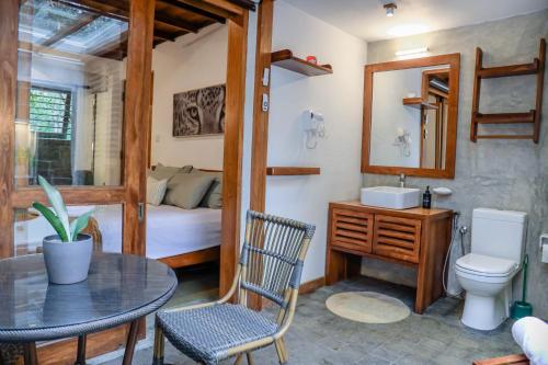 - Baño con mesa, lavabo y cama en Tranquilisle en Kandy