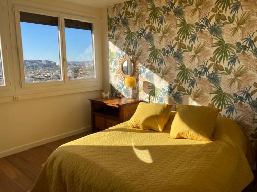 - une chambre avec un lit doté de draps jaunes et une fenêtre dans l'établissement Mer et Pinède Marseille Calanques, à Marseille