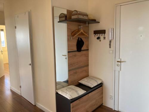 Cette chambre comprend un placard avec 2 oreillers sur une étagère. dans l'établissement Mer et Pinède Marseille Calanques, à Marseille