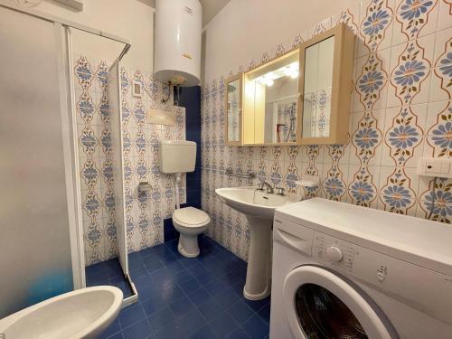 Kúpeľňa v ubytovaní Colorful flat just 200m from the beach