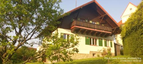 捷克克魯姆洛夫的住宿－Vila Hesha，房屋的顶部设有阳台