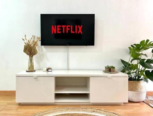TV a/nebo společenská místnost v ubytování 2 min dalla Spiaggia Loft Terrazza Casa Gialla