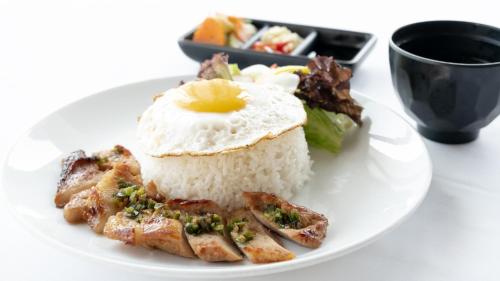 Jídlo v hotelu nebo okolí