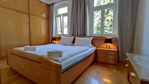 1 dormitorio con 1 cama grande y 2 ventanas en Ferienwohnung Eppendorf, en Eppendorf