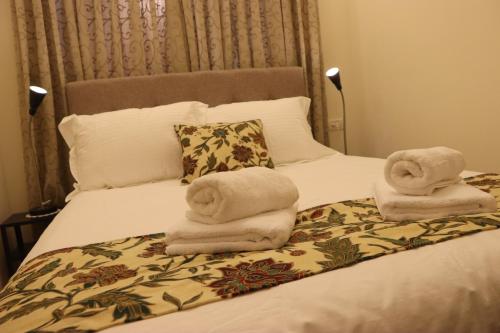 Una cama con toallas y almohadas. en צימר ספא en Kefar Weradim