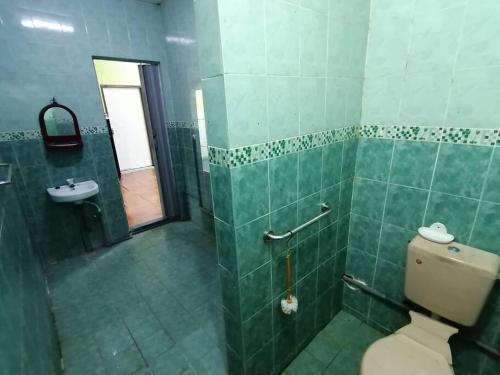 uma casa de banho com um WC e um lavatório em Hajjah Homestay Tg Agas Muar em Muar