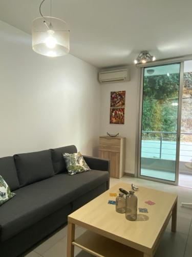 Imagen de la galería de Modern 1 bed flat & pool, en Limassol