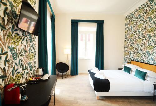 una camera d'albergo con letto e scrivania di San Cosimato 40 guesthouse a Roma