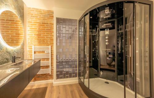 a bathroom with a shower and a sink at Cantu di Fiumu in Zonza