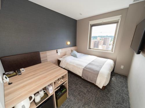 Letto o letti in una camera di Super Hotel Premier Sendai Kokubuncho Tennenonsen