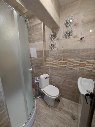 een badkamer met een toilet en een wastafel bij Elegant Complex in Pazardzhik