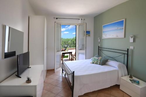 um quarto com uma cama e uma varanda em B&B Happy Days Golfo di Gallipoli em Santa Maria al Bagno