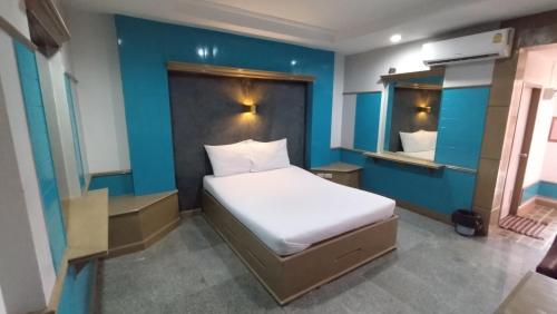 北標府的住宿－MP Inn，一间卧室设有一张床和蓝色的墙壁