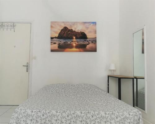 une chambre avec un lit et un tableau au mur dans l'établissement Appartement 110m2 Nice plein centre, à Nice