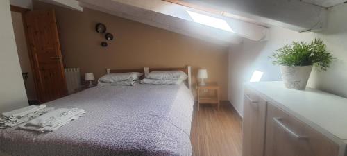 Un dormitorio con una cama con una maceta. en Flyhouse Sicilia, en Piana degli Albanesi