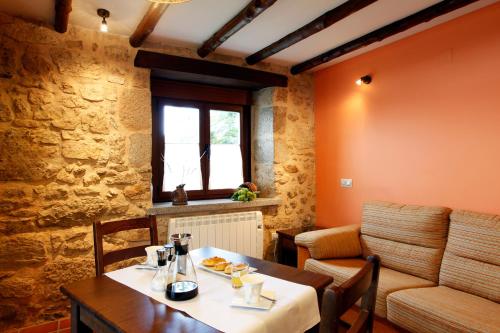 a dining room with a table and a couch at Apartamento Puerta del Sol de 1 habitación in Candelario