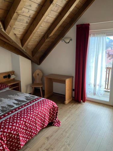 - une chambre avec un lit et une grande fenêtre dans l'établissement Giongo Residence - Appartamenti, à Lavarone