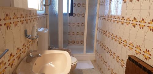 uma casa de banho com um WC branco e um lavatório. em Simonov zaliv Apartment LAGUNA 17 em Izola