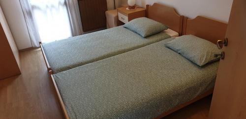 um quarto com 2 camas individuais num quarto em Simonov zaliv Apartment LAGUNA 17 em Izola