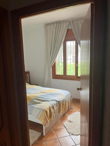 1 dormitorio con cama y ventana en HP Eco Farm, en Peñarroya-Pueblonuevo