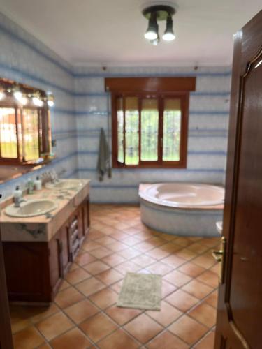 HP Eco Farm في بينيارويا-بويبلونييفو: حمام مع مغسلتين وحوض استحمام