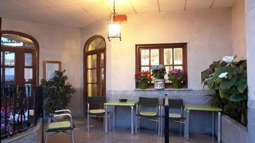 un restaurante con mesas y sillas en una habitación en Hotel Condes de Buñol, en Buñol