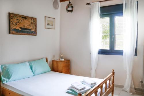 um quarto com uma cama e uma janela em Pagiantes em Agios Nikolaos