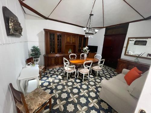 salon ze stołem i kanapą w obiekcie La Placeta, en Los Llanos w mieście Los Llanos de Aridane