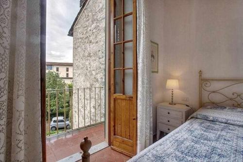 una camera da letto con porta che conduce a un balcone di Santa croce elegant with garage a Firenze